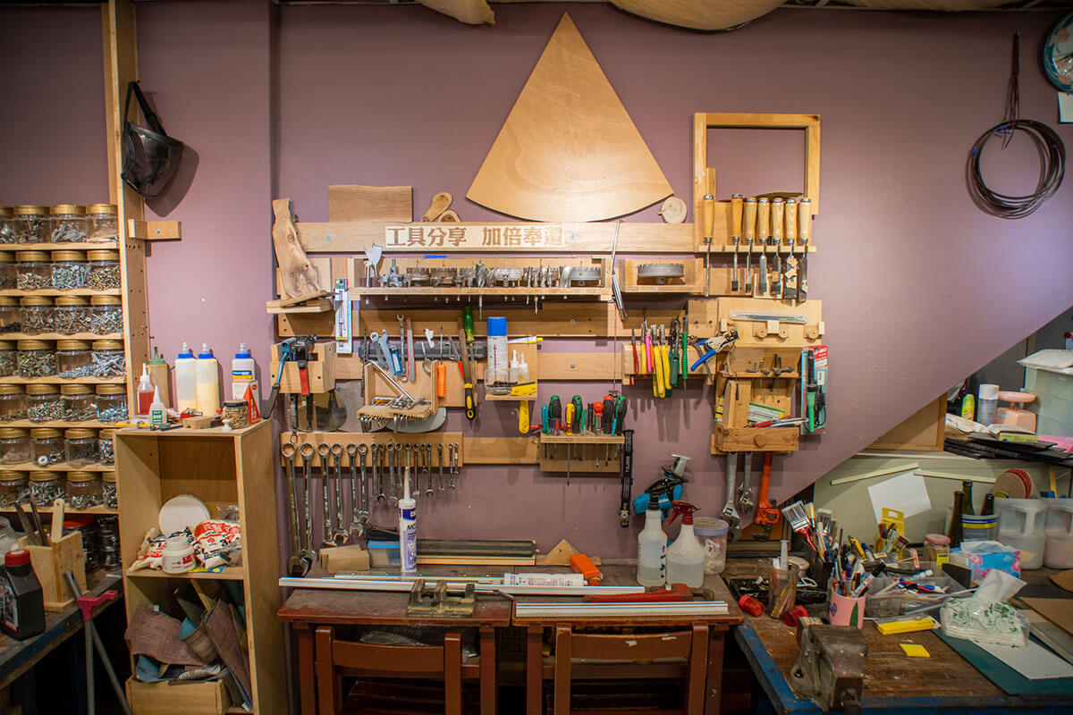 木工共享工作室「創噪吧」陳列各式工具與零件，提供民眾修繕器物使用。