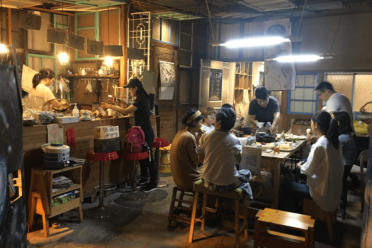 2019年，高耀威在台南開了「白日夢工廠」。結合了「維修咖啡館」、「廢棄物再創造」等複合式概念，並開放食堂讓人練習短期開業。圖片來源：高耀威提供。