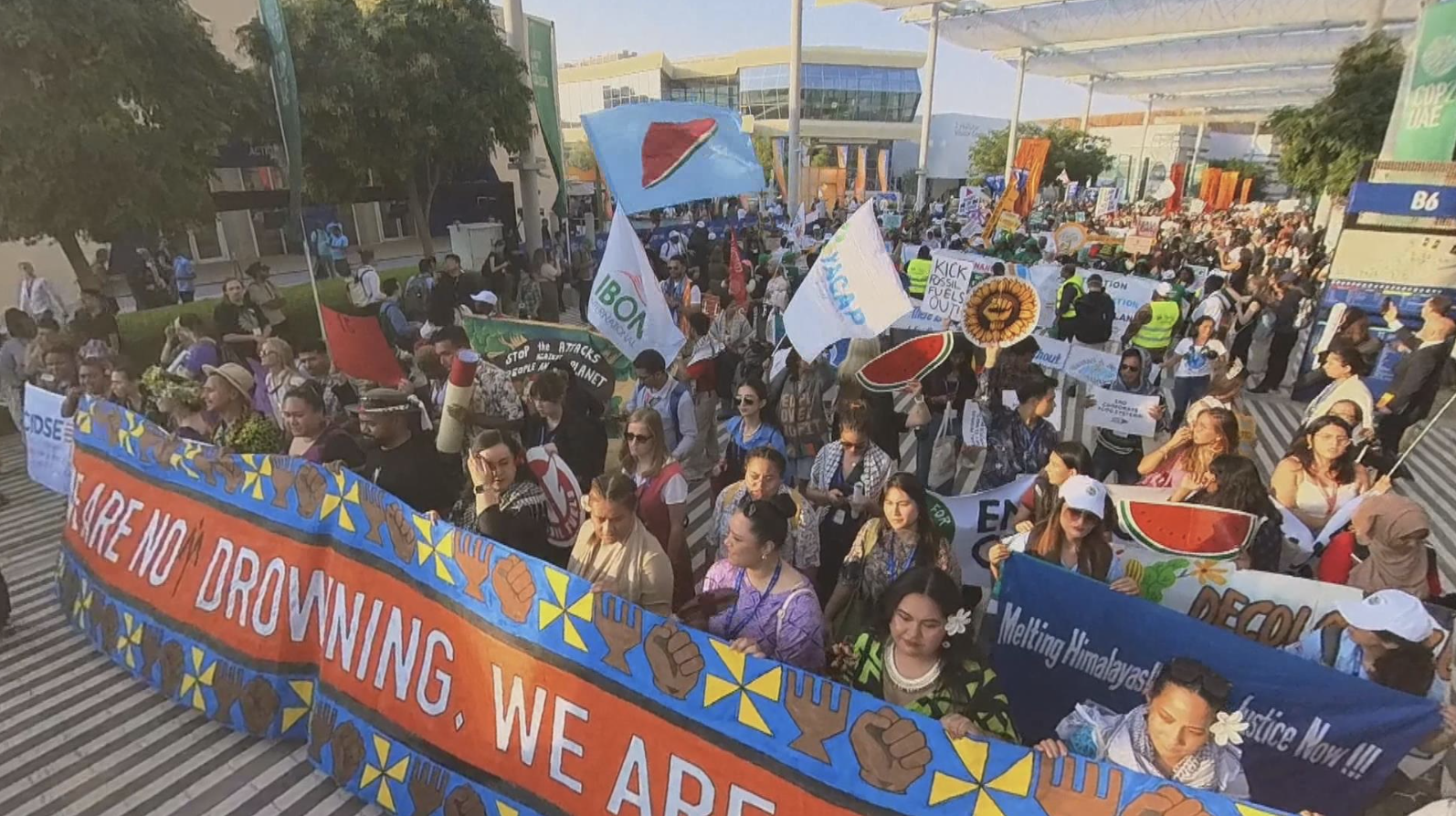 X_影／COP28氣候遊行延續上屆「鳥籠」模式 高呼即刻停火聲援加薩