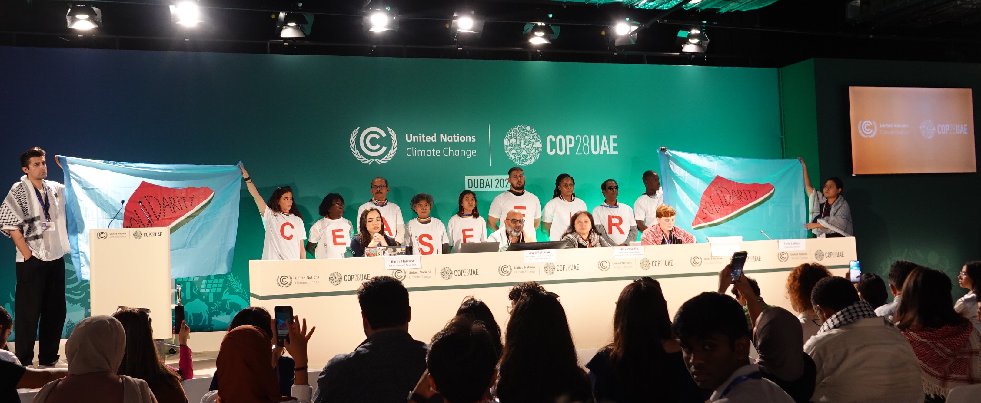 COP28直擊/以巴戰火燒進會場 青年高舉「西瓜旗」聲援加薩